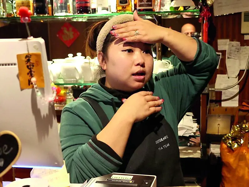 Uiming Zeng, la gestrice del ristorante cinese di via Venier, a destra l’esterno del locale.Fotofilm