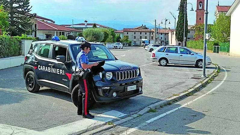 Una pattuglia dei carabinieri in un parcheggio. Sono intervenuti dopo la segnalazione del furto alla Bortot