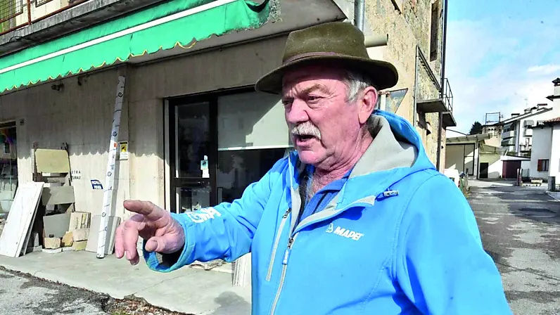 Adriano Faraon, davanti al cantiere, spiega i motivi dell’aggressione di cui è stato autore