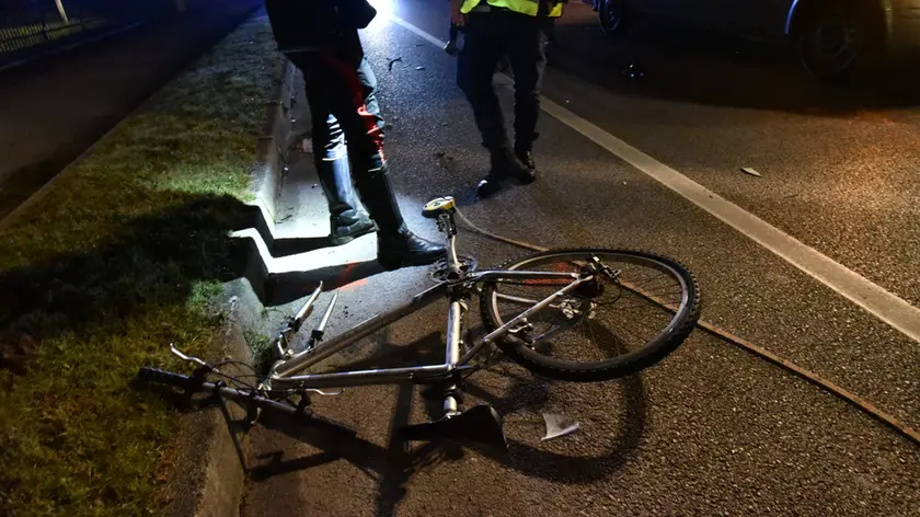La bicicletta su cui viaggiava la vittima