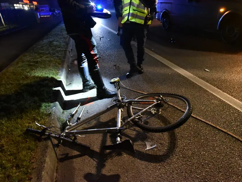 La bicicletta su cui viaggiava la vittima