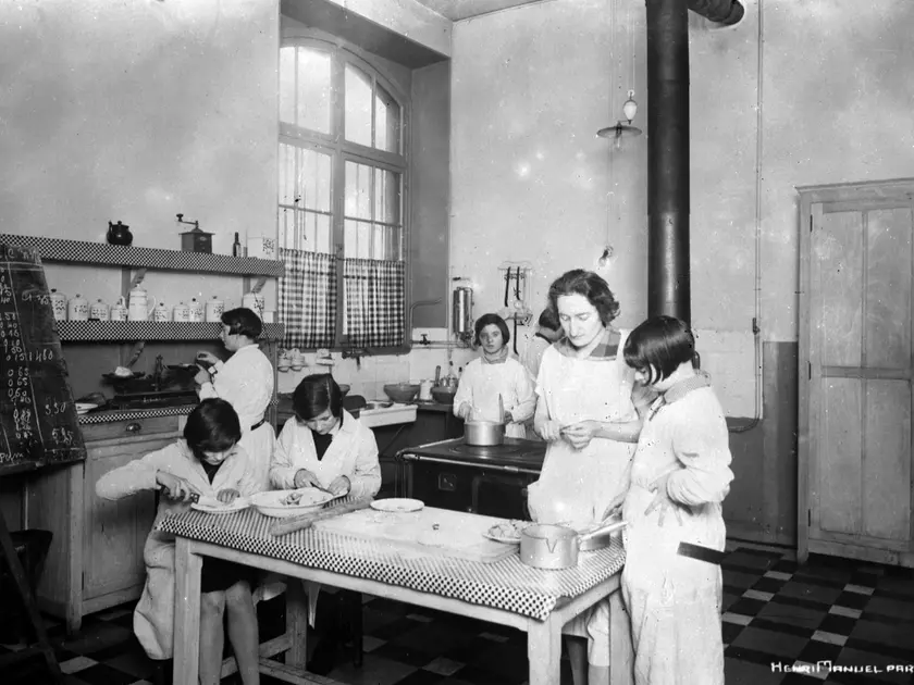 Donne al lavoro nella cucina di un ospedale maternità e di un asilo nido a Parigi, Francia. Anni Trenta del Novecento