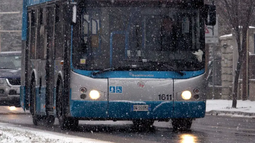 Invito alla cerimonia delle Olimpiadi di Cortina per il bimbo lasciato a piedi dal bus sotto la neve