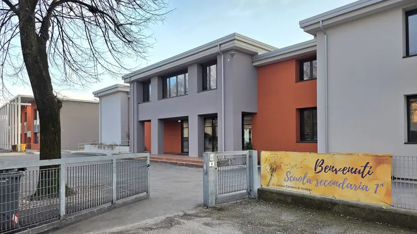 La scuola di Castello di Godego in cui è crollato l'intonaco del controsoffitto