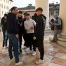 Il sindaco di Treviso Mario Conte incontra un gruppetto di ragazzini in centro