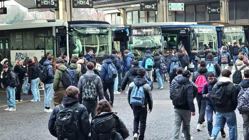 Studenti in stazione delle corriere a Treviso