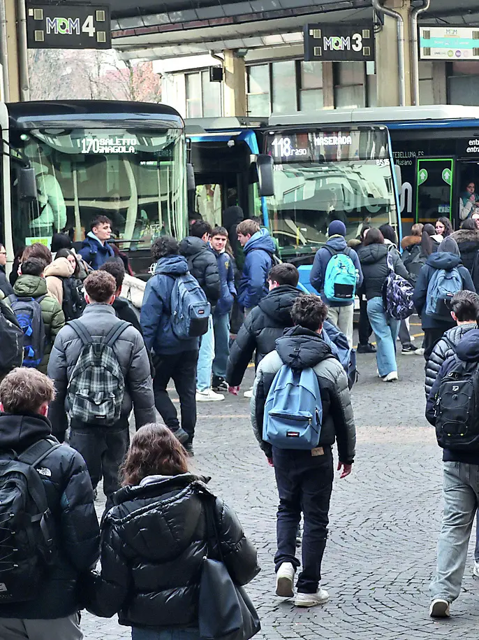 Studenti in stazione delle corriere a Treviso