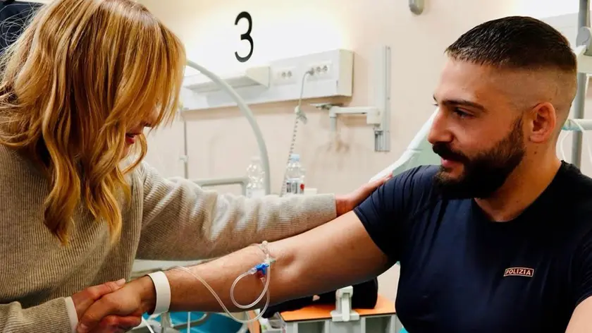 La premier Giorgia Meloni incontra in ospedale Alessandro Calista, l’agente preso a martellate