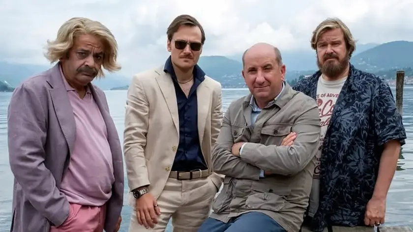 Giuseppe Battiston con Antonio Albanese e gli altri protagonisti del film "Lavoreremo da grandi"