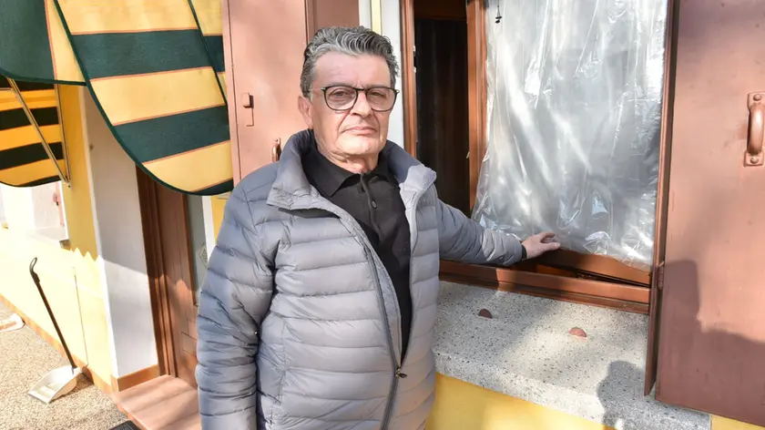 Otello Carnielli davanti alla finestra divelta dai ladri