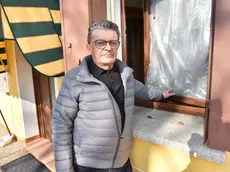 Otello Carnielli davanti alla finestra divelta dai ladri