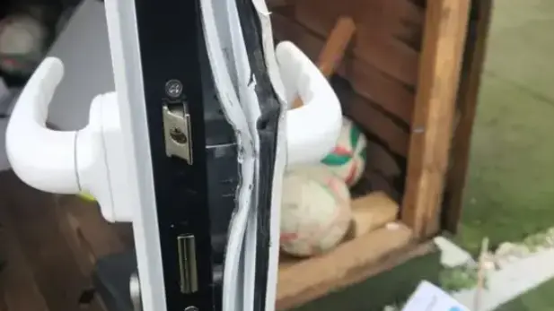 Uno degli infissi degli impianti di Morgano scassinati dal ladro