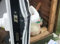 Uno degli infissi degli impianti di Morgano scassinati dal ladro