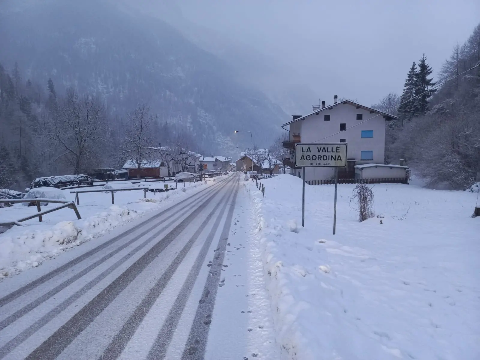 Strade imbiancate a La Valle Agordina