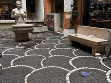 La fontana delle tette piena di cartacce