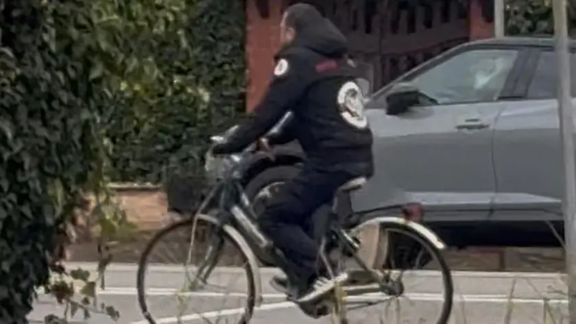 Primo giro in bici al Lido di Venezia per Alberto Trentini dopo la liberazione