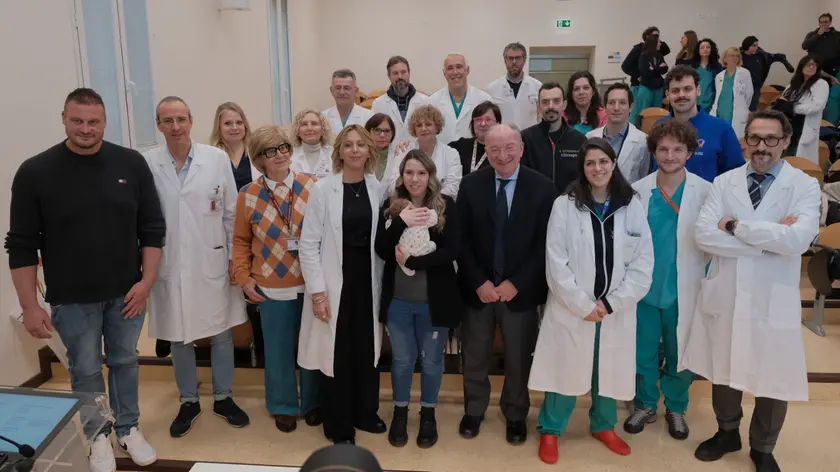 La neonata con i genitori e tutto l'équipe di Padova