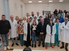 La neonata con i genitori e tutto l'équipe di Padova