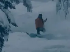 Simone De Cillia con lo snowboard prima di essere travolto dalla valanga, a destra in un primo piano