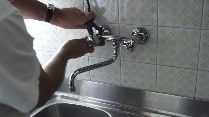 Un idraulico al lavoro