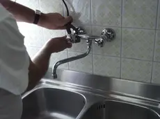 Un idraulico al lavoro