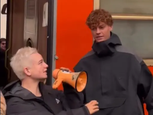 Jannik Sinner con Bebe Vio a Milano: entrambi potrebbero essere tedofori