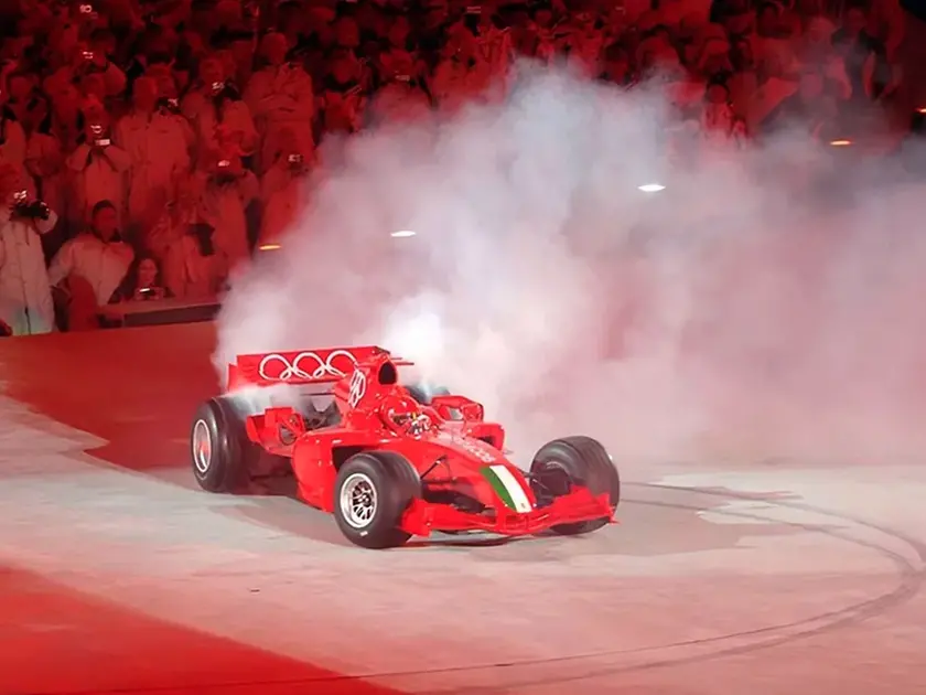 La performance di Luca Badoer, alla guida della Ferrari F2005, alla cerimonia di apertura dei Giochi olimpici invernali di Torino 2006