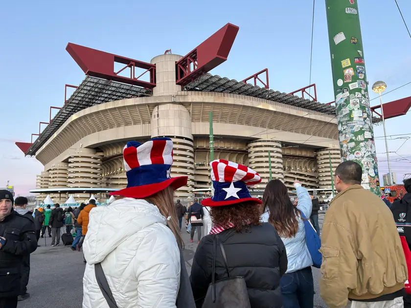 A San Siro l'arrivo del pubblico per la grande cerimonia di apertura