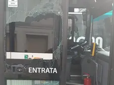 Il vetro del bus rotto con un pugno