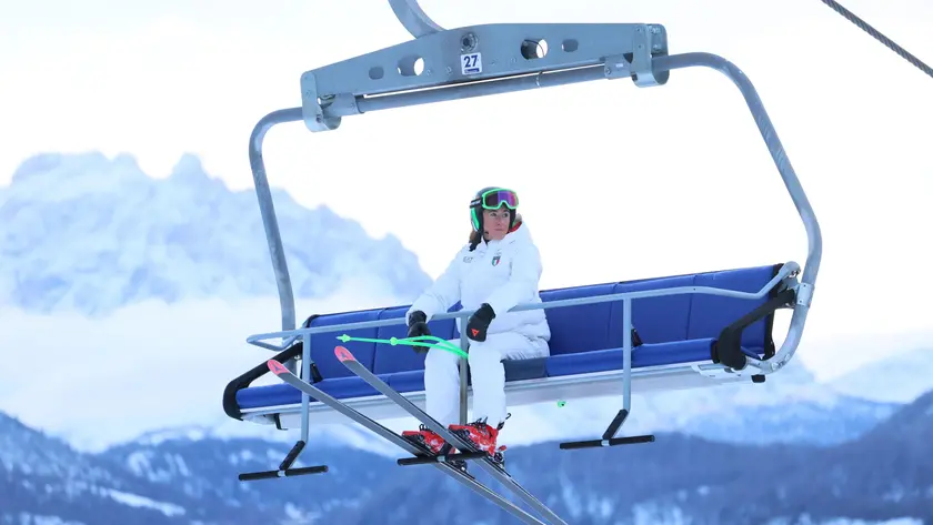 Sofia Goggia sulla seggiovia verso la partenza della pista Olympia delle Tofane