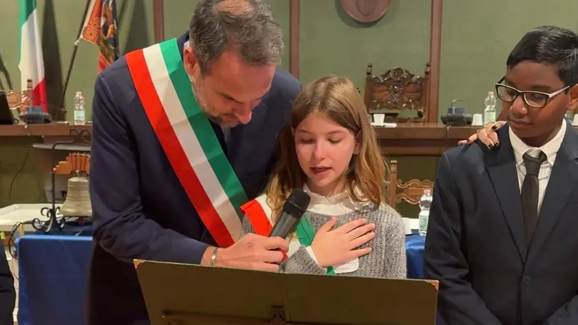 Il giuramento a Palazzo dei Trecento per la sindaca dei ragazzi, la piccola Giorgia Favarato