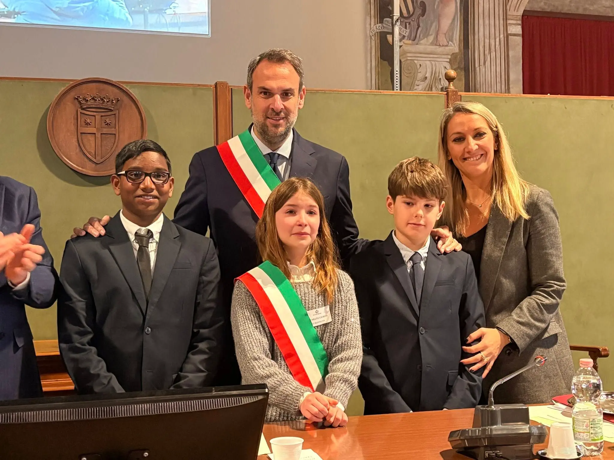 Il sindaco Mario Conte con l'assessore Sernagiotto e gli eletti: sindaco e due vicesindaco del consiglio dei ragazzi di Treviso