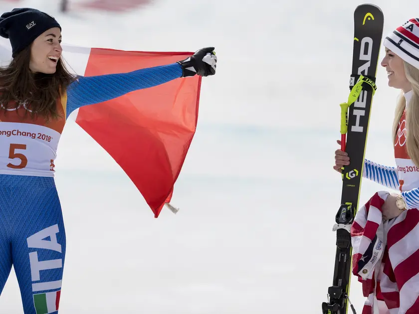 Sofia Goggia festeggia per l'oro nella discesa femminile di sci alpino con Lindsey Vonn, USA. Giochi olimpici invernali 2018, Corea