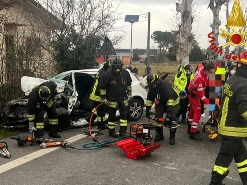 L'auto in cui morì la donna dopo l'impatto con un carro attrezzi sulla Pontebbana