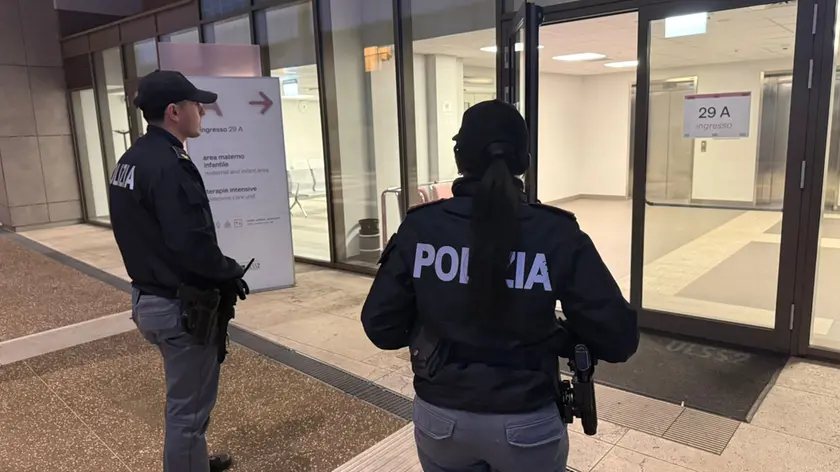 Agenti della Questura di Treviso presidiano l'ospedale Ca' Foncelli dopo l'arrivo della sciatrice statunitense Lindsey Vonn, operata dopo una frattura al femore sinistro durante la discesa libera alla pista di Cortina