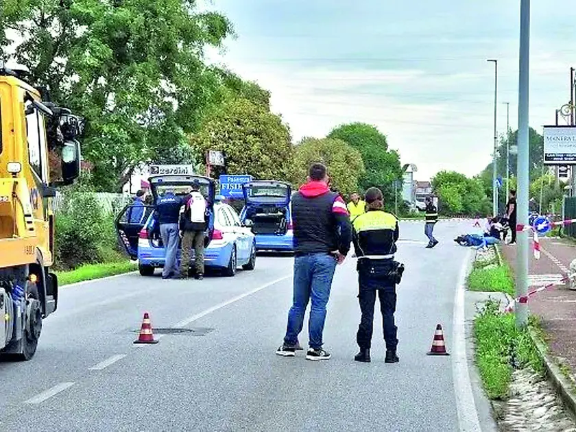 Il carro attrezzi e i rilievi della polizia stradale sul luogo del drammatico incidente, la mattina del 25 ottobre del 2024 in via Sile a Castelfranco