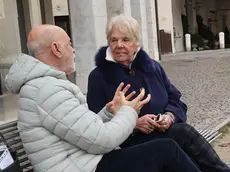 Natalina Botter seduta con Domenico Basso sulla panchina sul Cagnan