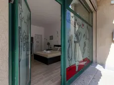 Le vetrine su via Dandolo