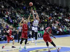 Al centro Cappelletti tra i protagonisti del match cerca il canestro (Foto Film)
