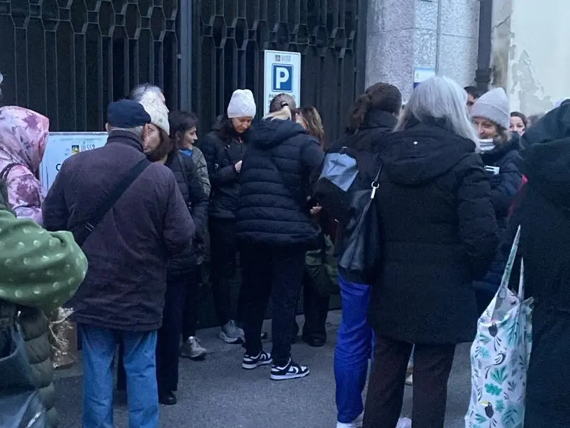 Pazienti in attesa dell'arrivo del portinaio di Borgo Cavalli