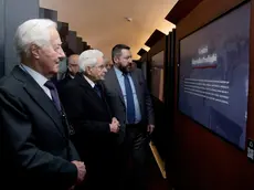 La visita a sorpresa di Mattarella alla mostra sull’esodo (foto Ansa)