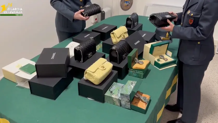 Borse e orologi di lusso acquistati con proventi illeciti