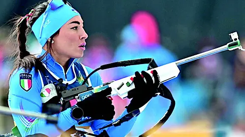 Dorothea Wierer si prepara al tiro nella 15 km di Anterselva