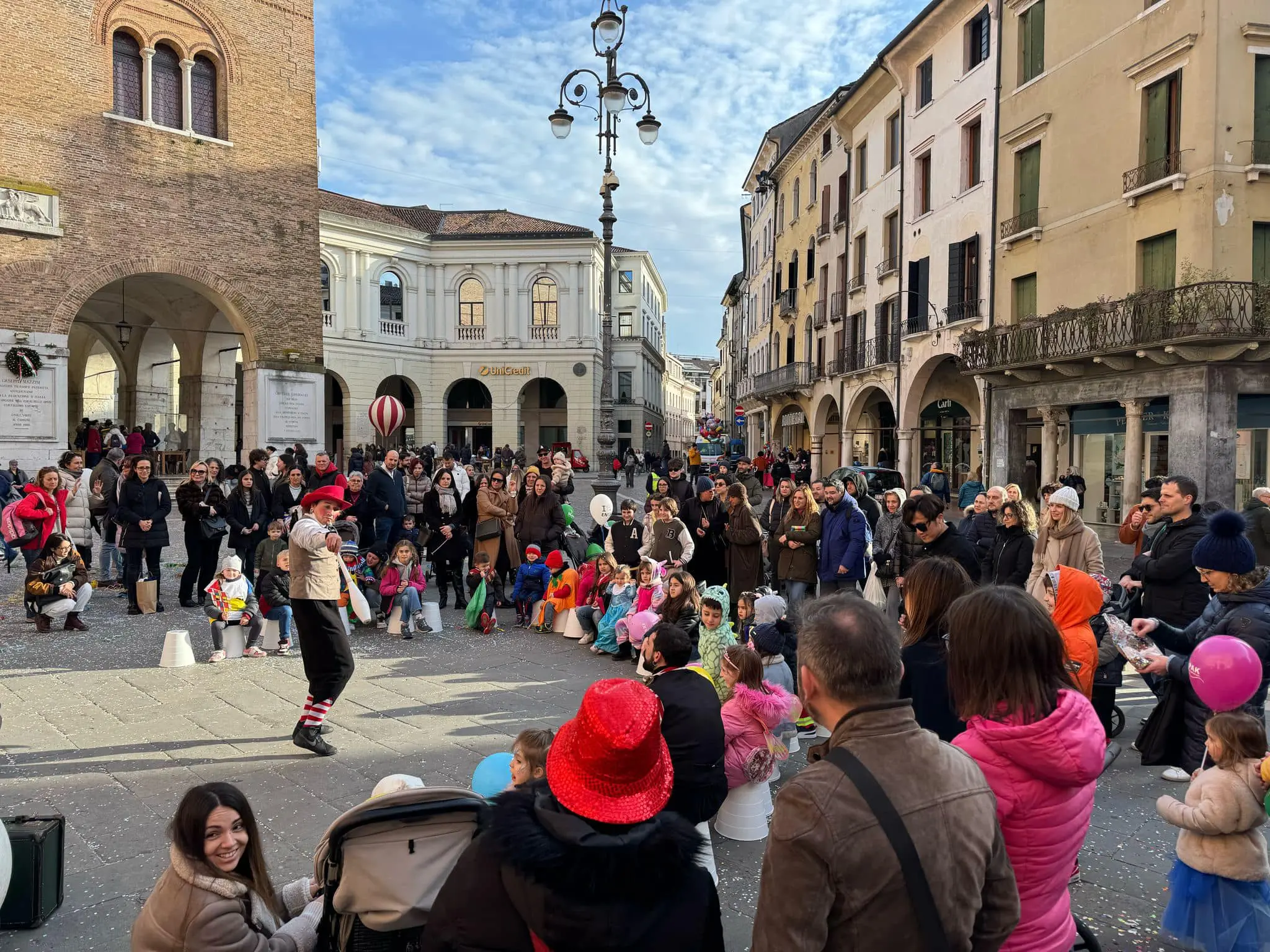Spettacolo di strada in piazza dei Signori
