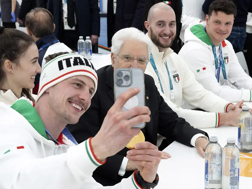 Alcuni atleti azzurri hanno accolto il presidente della Repubblica Sergio Mattarella alla Casa Italia di Cortina: occasione per un pranzo in compagnia e qualche selfie