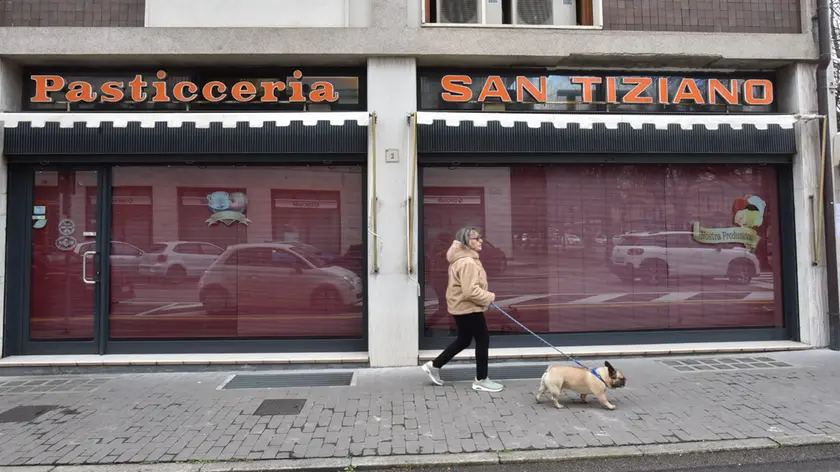 Le serrande abbassate allo storico bar pasticceria San Tiziano di Vittorio Veneto