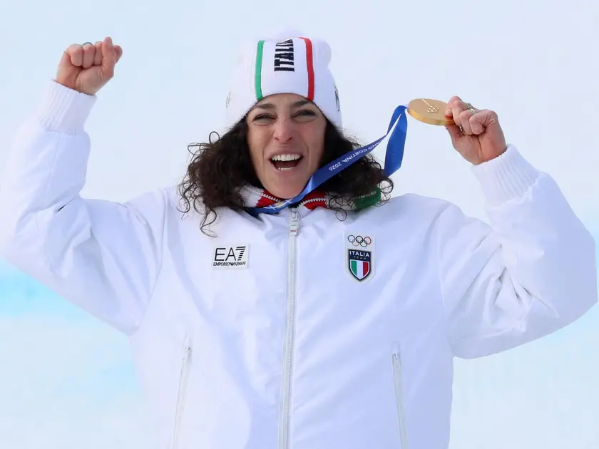Federica Brignone con l'oro del SuperG olimpico al collo