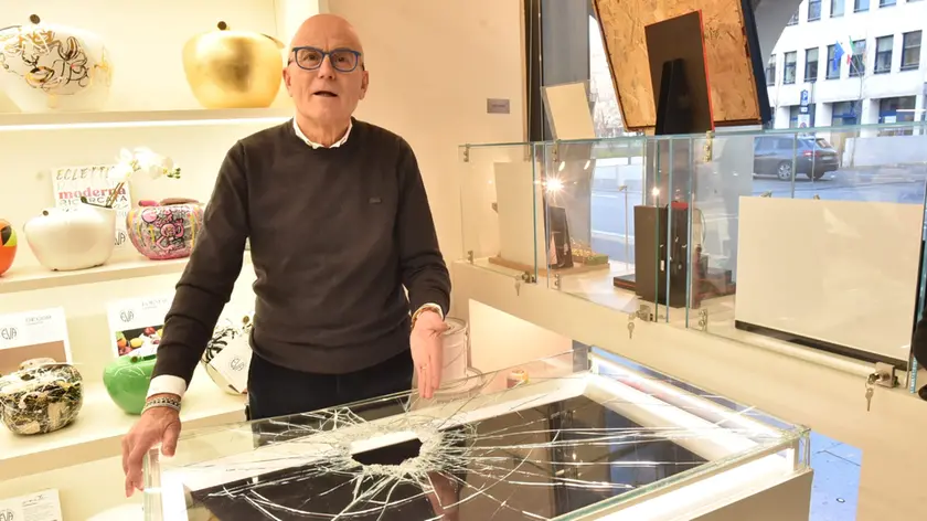 Matteo Salvador, titolare del rinomato negozio di via Garibaldi, Pegaso Argenti