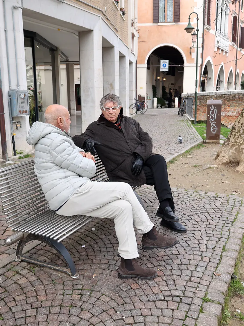 Massimo Scattolin sulla panchina sul Cagnan con Domenico Basso