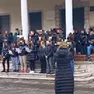 La classe mentre canta durante la commemorazione